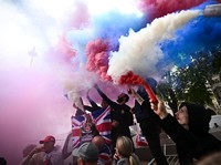 Puluhan ribu warga turun ke jalan untuk berpartisipasi dalam demonstrasi besar-besaran bertajuk "Unite the Kingdom" yang mengguncang Ibu Kota Inggris, London. (REUTERS/Hannah McKay)