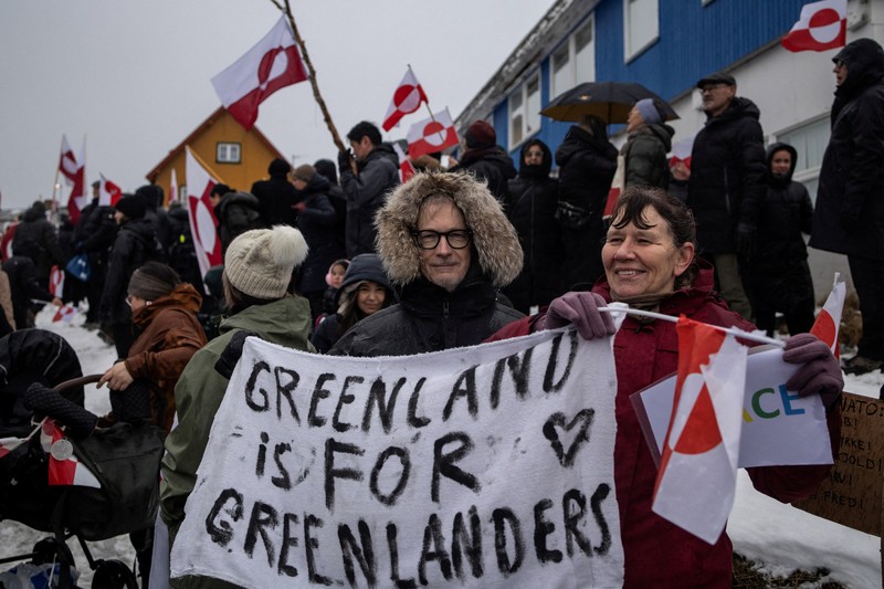 Ratusan warga Greenland turun ke jalan untuk memprotes peresmian gedung baru Konsulat Amerika Serikat (AS) pada Kamis (21/5/2026). Mereka meneriakkan AS agar hengkang. (Orla Joelsen via REUTERS/Orla Joelsen)