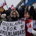 Ratusan warga Greenland turun ke jalan untuk memprotes peresmian gedung baru Konsulat Amerika Serikat (AS) pada Kamis (21/5/2026). Mereka meneriakkan AS agar hengkang. (REUTERS/Marko Djurica)