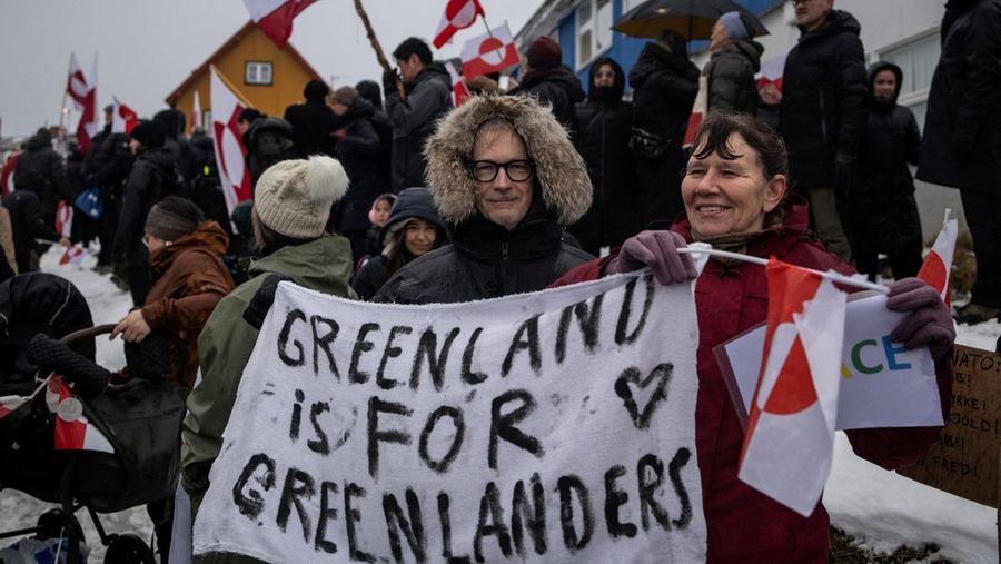 Ratusan warga Greenland turun ke jalan untuk memprotes peresmian gedung baru Konsulat Amerika Serikat (AS) pada Kamis (21/5/2026). Mereka meneriakkan AS agar hengkang. (REUTERS/Marko Djurica)