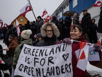 Ratusan warga Greenland turun ke jalan untuk memprotes peresmian gedung baru Konsulat Amerika Serikat (AS) pada Kamis (21/5/2026). Mereka meneriakkan AS agar hengkang. (REUTERS/Marko Djurica)