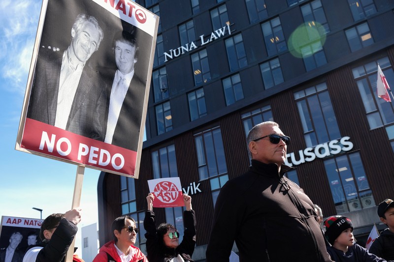 Ratusan warga Greenland turun ke jalan untuk memprotes peresmian gedung baru Konsulat Amerika Serikat (AS) pada Kamis (21/5/2026). Mereka meneriakkan AS agar hengkang. (Orla Joelsen via REUTERS/Orla Joelsen)
