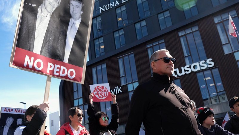 Ratusan warga Greenland turun ke jalan untuk memprotes peresmian gedung baru Konsulat Amerika Serikat (AS) pada Kamis (21/5/2026). Mereka meneriakkan AS agar hengkang. (REUTERS/Tim Barsoe)
