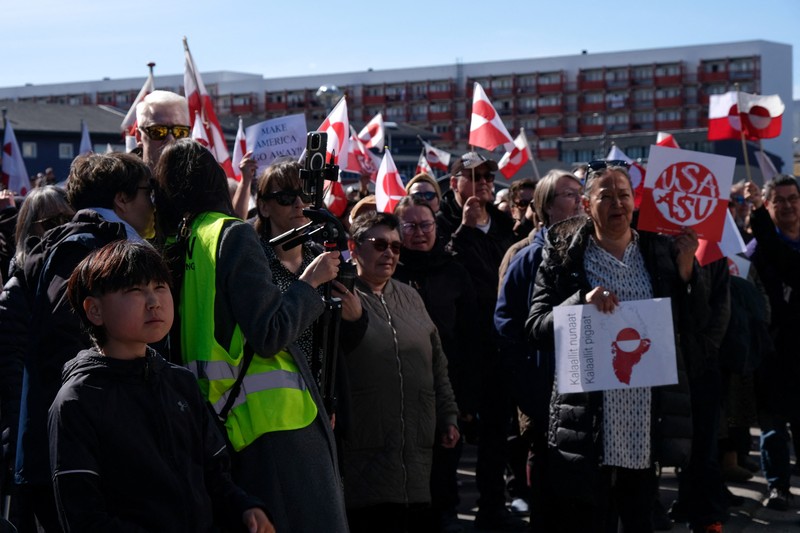Ratusan warga Greenland turun ke jalan untuk memprotes peresmian gedung baru Konsulat Amerika Serikat (AS) pada Kamis (21/5/2026). Mereka meneriakkan AS agar hengkang. (Orla Joelsen via REUTERS/Orla Joelsen)