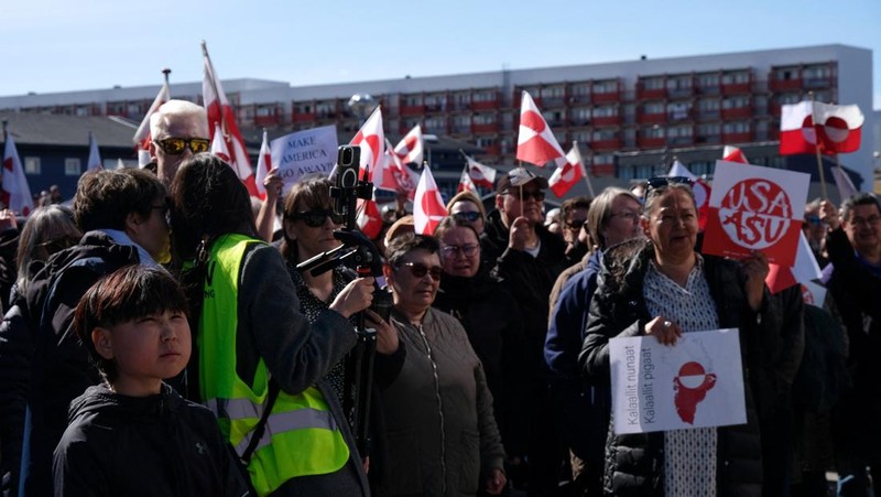 Ratusan warga Greenland turun ke jalan untuk memprotes peresmian gedung baru Konsulat Amerika Serikat (AS) pada Kamis (21/5/2026). Mereka meneriakkan AS agar hengkang. (REUTERS/Tim Barsoe)