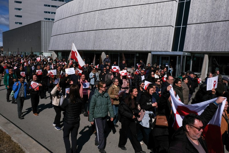 Ratusan warga Greenland turun ke jalan untuk memprotes peresmian gedung baru Konsulat Amerika Serikat (AS) pada Kamis (21/5/2026). Mereka meneriakkan AS agar hengkang. (Orla Joelsen via REUTERS/Orla Joelsen)