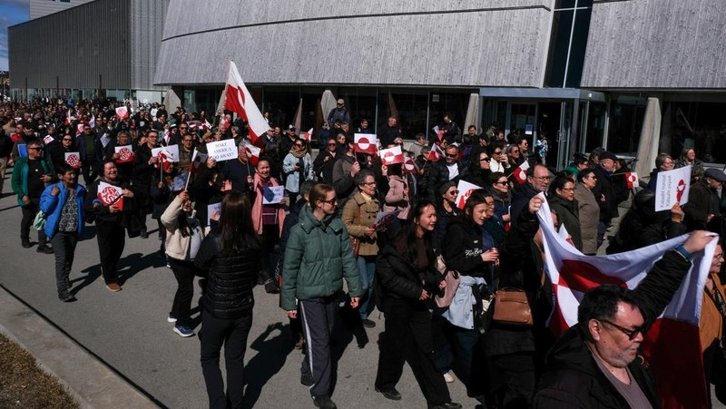 Ratusan warga Greenland turun ke jalan untuk memprotes peresmian gedung baru Konsulat Amerika Serikat (AS) pada Kamis (21/5/2026). Mereka meneriakkan AS agar hengkang. (REUTERS/Tim Barsoe)