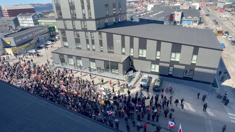Ratusan warga Greenland turun ke jalan untuk memprotes peresmian gedung baru Konsulat Amerika Serikat (AS) pada Kamis (21/5/2026). Mereka meneriakkan AS agar hengkang. (Orla Joelsen via REUTERS/Orla Joelsen)