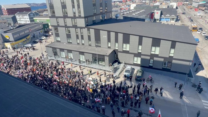 Ratusan warga Greenland turun ke jalan untuk memprotes peresmian gedung baru Konsulat Amerika Serikat (AS) pada Kamis (21/5/2026). Mereka meneriakkan AS agar hengkang. (Orla Joelsen via REUTERS/Orla Joelsen)