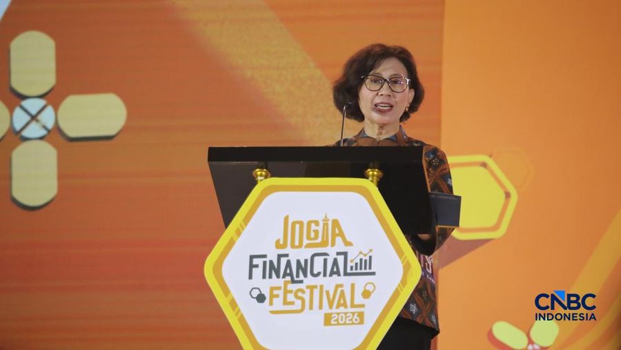 Rektor Universitas Gadjah Mada Ova Emilia saat menyampaikan sambutan dalam Jogja Financial Festival 2026 di Jogja Expo Center (JEC), Yogyakarta, Daerah Istimewa Yogyakarta, Jumat (22/5/2026). (CNBC Indonesia/Faisal Rahman)
