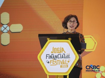 Rektor Universitas Gadjah Mada Ova Emilia saat menyampaikan sambutan dalam Jogja Financial Festival 2026 di Jogja Expo Center (JEC), Yogyakarta, Daerah Istimewa Yogyakarta, Jumat (22/5/2026). (CNBC Indonesia/Faisal Rahman)