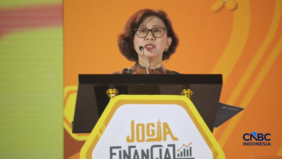 Rektor Universitas Gadjah Mada, Ova Emilia saat menyampaikan sambutan dalam Jogja Financial Festival 2026 di Jogja Expo Center (JEC), Yogyakarta, Jawa Tengah, Jumat (22/5/2026). (CNBC Indonesia/Faisal Rahman)