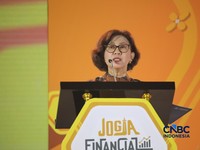 Rektor Universitas Gadjah Mada, Ova Emilia saat menyampaikan sambutan dalam Jogja Financial Festival 2026 di Jogja Expo Center (JEC), Yogyakarta, Jawa Tengah, Jumat (22/5/2026). (CNBC Indonesia/Faisal Rahman)