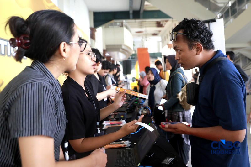 Para peserta mulai memadati area pintu masuk jelang acara Jogja Financial Festival 2026 di Jogja Expo Center (JEC), Yogyakarta, Jawa Tengah, Jumat (22/5/2026). (CNBC Indonesia/Muhammad Sabki)