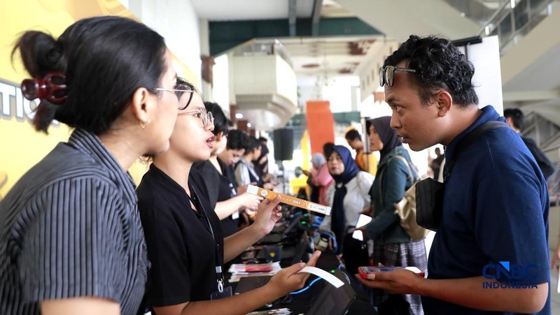 Sejumlah peserta melakukan registrasi acara Jogja Financial Festival 2026 di Jogja Expo Center (JEC), Yogyakarta, Jawa Tengah, Jumat (22/5/2026).