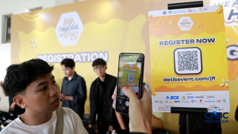 Sejumlah peserta melakukan registrasi acara Jogja Financial Festival 2026 di Jogja Expo Center (JEC), Yogyakarta, Jawa Tengah, Jumat (22/5/2026).