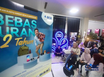 Sejumlah peserta mengunjungi Booth Bank Central Asia (BCA) dalam Jogja Financial Festival 2026 di Jogja Expo Center (JEC), Yogyakarta, DIY, Jumat (22/5/2026). (CNBC Indonesia/Faisal Rahman)