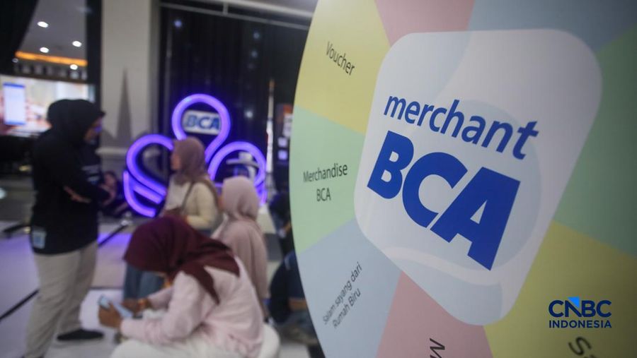 Sejumlah peserta mengunjungi Booth Bank Central Asia (BCA) dalam Jogja Financial Festival 2026 di Jogja Expo Center (JEC), Yogyakarta, DIY, Jumat (22/5/2026). (CNBC Indonesia/Faisal Rahman)