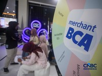 Sejumlah peserta mengunjungi Booth Bank Central Asia (BCA) dalam Jogja Financial Festival 2026 di Jogja Expo Center (JEC), Yogyakarta, DIY, Jumat (22/5/2026). (CNBC Indonesia/Faisal Rahman)