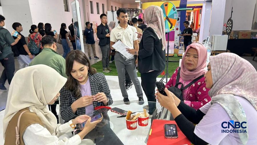 Sejumlah peserta mengunjungi booth Bank Negara Indonesia (BNI) dalam Jogja Financial Festival 2026.