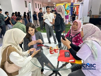 Sejumlah peserta mengunjungi booth Bank Negara Indonesia (BNI) dalam Jogja Financial Festival 2026.