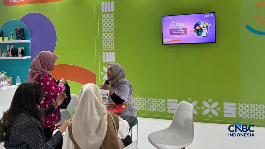 Sejumlah peserta mengunjungi booth Bank Negara Indonesia (BNI) dalam Jogja Financial Festival 2026 di Jogja Expo Center (JEC), Yogyakarta, DIY, Jumat (22/5/2026). (CNBC Indonesia/Elga Nurmutia)