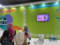 Sejumlah peserta mengunjungi booth Bank Negara Indonesia (BNI) dalam Jogja Financial Festival 2026 di Jogja Expo Center (JEC), Yogyakarta, DIY, Jumat (22/5/2026). (CNBC Indonesia/Elga Nurmutia)