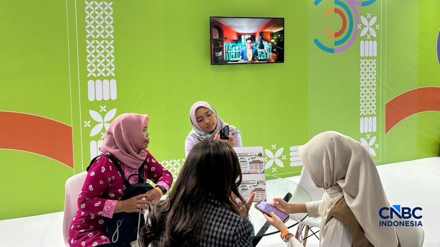 Sejumlah peserta mengunjungi booth Bank Negara Indonesia (BNI) dalam Jogja Financial Festival 2026 di Jogja Expo Center (JEC), Yogyakarta, DIY, Jumat (22/5/2026). (CNBC Indonesia/Elga Nurmutia)