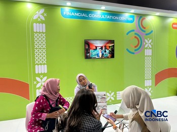 Sejumlah peserta mengunjungi booth Bank Negara Indonesia (BNI) dalam Jogja Financial Festival 2026 di Jogja Expo Center (JEC), Yogyakarta, DIY, Jumat (22/5/2026). (CNBC Indonesia/Elga Nurmutia)