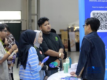 Sejumlah peserta mengunjungi booth HM Sampoerna dalam Jogja Financial Festival 2026 di Jogja Expo Center (JEC), Yogyakarta, DIY, Jumat (22/5/2026). (CNBC Indonesia/Muhammad Sabki)