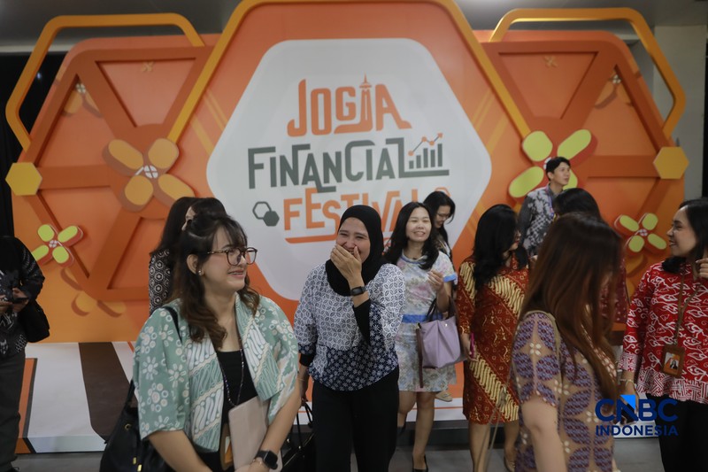 Sejumlah peserta mengunjungi booth Lembaga Penjamin Simpanan (LPS) dalam Jogja Financial Festival 2026 di Jogja Expo Center (JEC), Yogyakarta, DIY, Jumat (22/5/2026). (CNBC Indonesia/Muhammad Sabki)
