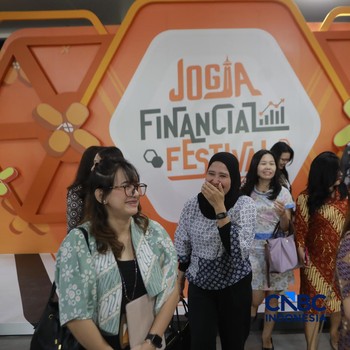 Sejumlah peserta mengunjungi booth Lembaga Penjamin Simpanan (LPS) dalam Jogja Financial Festival 2026 di Jogja Expo Center (JEC), Yogyakarta, DIY, Jumat (22/5/2026). (CNBC Indonesia/Muhammad Sabki)