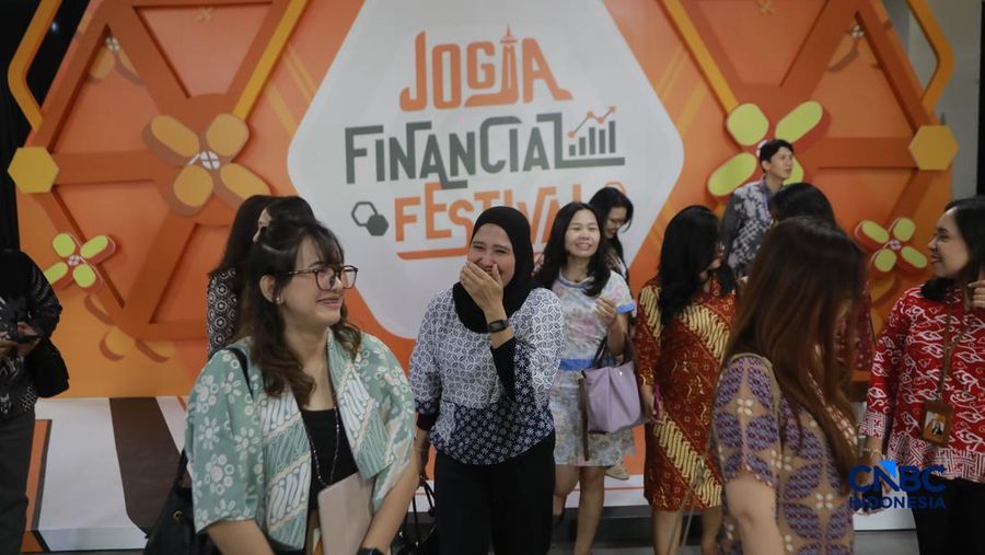 Sejumlah peserta mengunjungi booth Lembaga Penjamin Simpanan (LPS) dalam Jogja Financial Festival 2026 di Jogja Expo Center (JEC), Yogyakarta, DIY, Jumat (22/5/2026). (CNBC Indonesia/Muhammad Sabki)