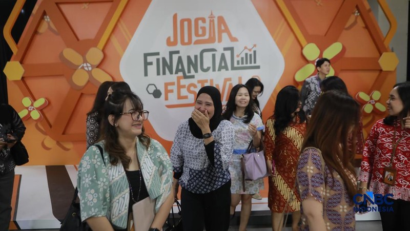 Sejumlah peserta mengunjungi booth Lembaga Penjamin Simpanan (LPS) dalam Jogja Financial Festival 2026 di Jogja Expo Center (JEC), Yogyakarta, DIY, Jumat (22/5/2026). (CNBC Indonesia/Muhammad Sabki)