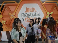 Sejumlah peserta mengunjungi booth Lembaga Penjamin Simpanan (LPS) dalam Jogja Financial Festival 2026 di Jogja Expo Center (JEC), Yogyakarta, DIY, Jumat (22/5/2026). (CNBC Indonesia/Muhammad Sabki)