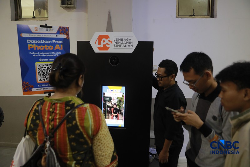 Sejumlah peserta mengunjungi booth Lembaga Penjamin Simpanan (LPS) dalam Jogja Financial Festival 2026 di Jogja Expo Center (JEC), Yogyakarta, DIY, Jumat (22/5/2026). (CNBC Indonesia/Muhammad Sabki)