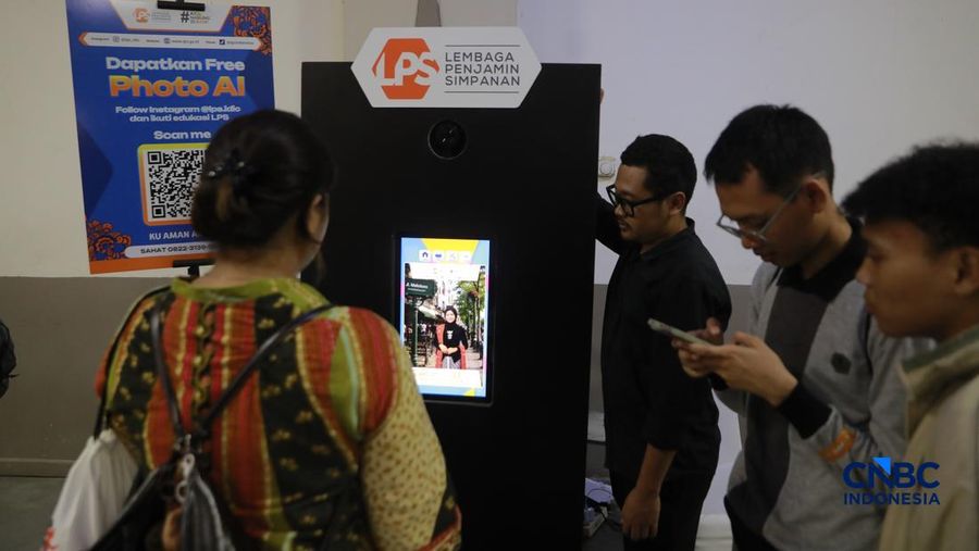 Sejumlah peserta mengunjungi booth Lembaga Penjamin Simpanan (LPS) dalam Jogja Financial Festival 2026 di Jogja Expo Center (JEC), Yogyakarta, DIY, Jumat (22/5/2026). (CNBC Indonesia/Muhammad Sabki)