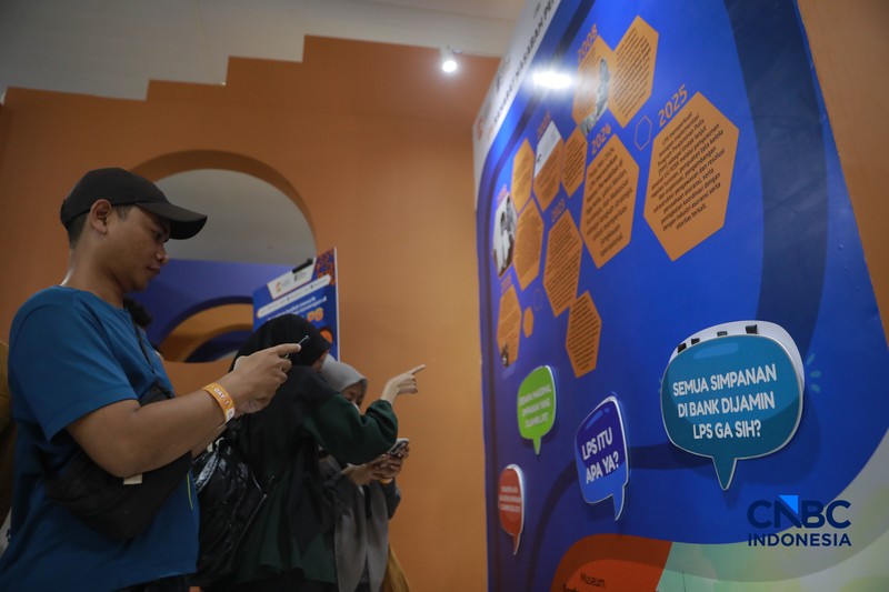 Sejumlah peserta mengunjungi booth Lembaga Penjamin Simpanan (LPS) dalam Jogja Financial Festival 2026 di Jogja Expo Center (JEC), Yogyakarta, DIY, Jumat (22/5/2026). (CNBC Indonesia/Muhammad Sabki)