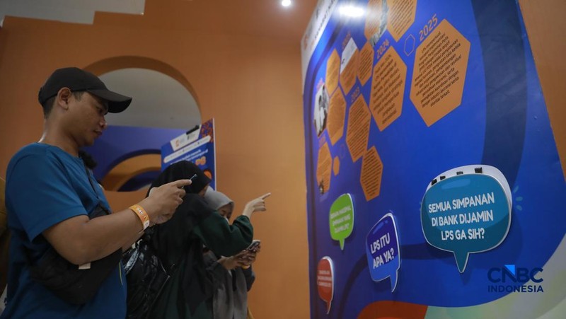 Sejumlah peserta mengunjungi booth Lembaga Penjamin Simpanan (LPS) dalam Jogja Financial Festival 2026 di Jogja Expo Center (JEC), Yogyakarta, DIY, Jumat (22/5/2026). (CNBC Indonesia/Muhammad Sabki)