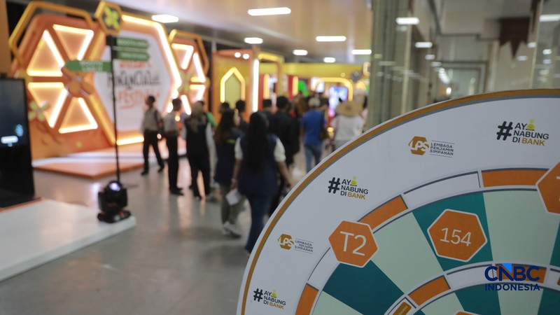 Sejumlah peserta mengunjungi booth Lembaga Penjamin Simpanan (LPS) dalam Jogja Financial Festival 2026 di Jogja Expo Center (JEC), Yogyakarta, DIY, Jumat (22/5/2026). (CNBC Indonesia/Muhammad Sabki)