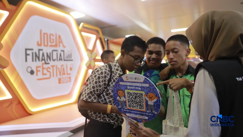 Sejumlah peserta mengunjungi booth Lembaga Penjamin Simpanan (LPS) dalam Jogja Financial Festival 2026 di Jogja Expo Center (JEC), Yogyakarta, DIY, Jumat (22/5/2026). (CNBC Indonesia/Muhammad Sabki)