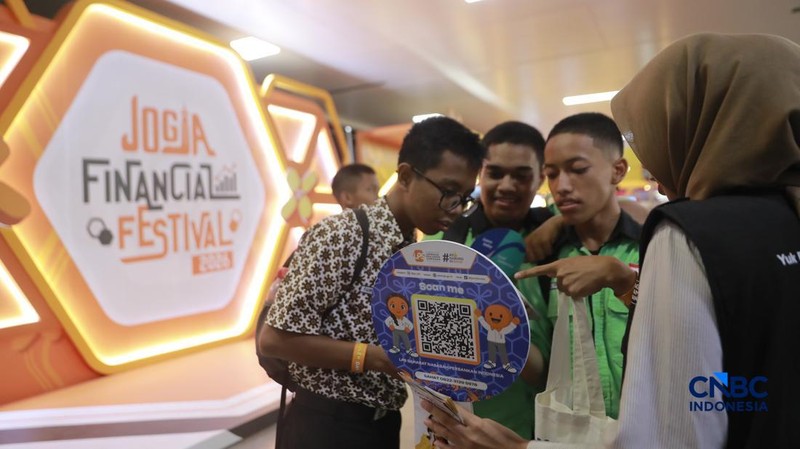 Sejumlah peserta mengunjungi booth Lembaga Penjamin Simpanan (LPS) dalam Jogja Financial Festival 2026 di Jogja Expo Center (JEC), Yogyakarta, DIY, Jumat (22/5/2026). (CNBC Indonesia/Muhammad Sabki)
