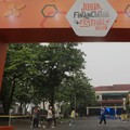 Sejumlah warga berolahraga di depan kawasan banner Jogja Financial Festival 2026, di Jogja Expo Center, Yogyakarta, Jawa Tengah, Jumat (22/5/2026). (CNBC Indonesia/Muhammad Sabki)