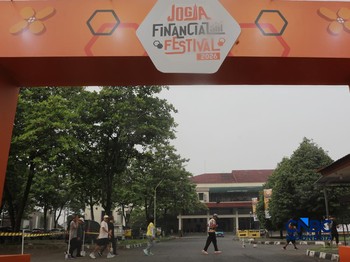 Sejumlah warga berolahraga di depan kawasan banner Jogja Financial Festival 2026, di Jogja Expo Center, Yogyakarta, Jawa Tengah, Jumat (22/5/2026). (CNBC Indonesia/Muhammad Sabki)