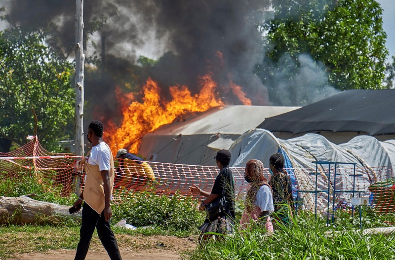 Sekelompok massa menyerang rumah sakit dan membakar tenda isolasi di Kota Rwampara, Kongo, Jumat (22/5/2026). (REUTERS/Gradel Muyisa Mumbere)