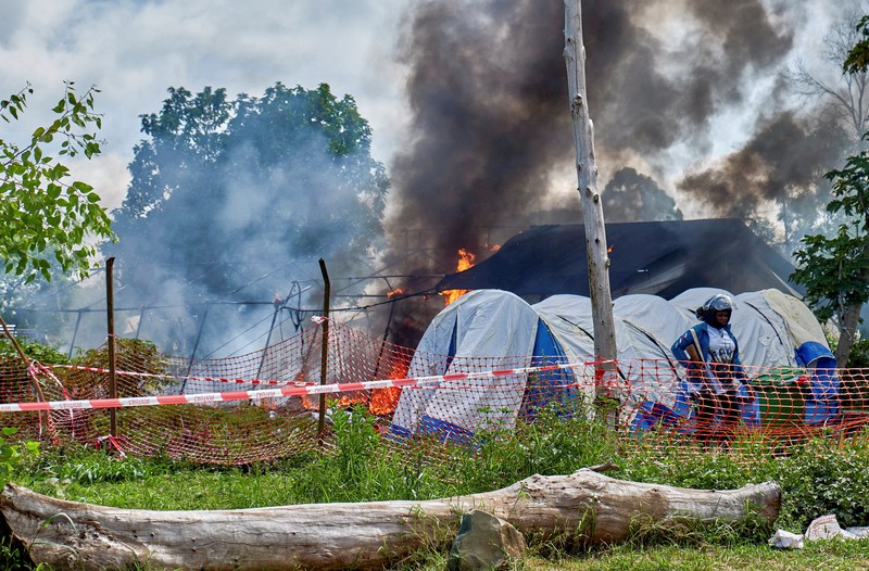 Sekelompok massa menyerang rumah sakit dan membakar tenda isolasi di Kota Rwampara, Kongo, Jumat (22/5/2026). (REUTERS/Gradel Muyisa Mumbere)