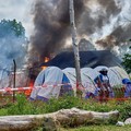 Sekelompok massa menyerang rumah sakit dan membakar tenda isolasi di Kota Rwampara, Kongo, Jumat (22/5/2026). (REUTERS/Gradel Muyisa Mumbere)