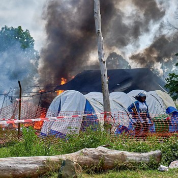 Sekelompok massa menyerang rumah sakit dan membakar tenda isolasi di Kota Rwampara, Kongo, Jumat (22/5/2026). (REUTERS/Gradel Muyisa Mumbere)
