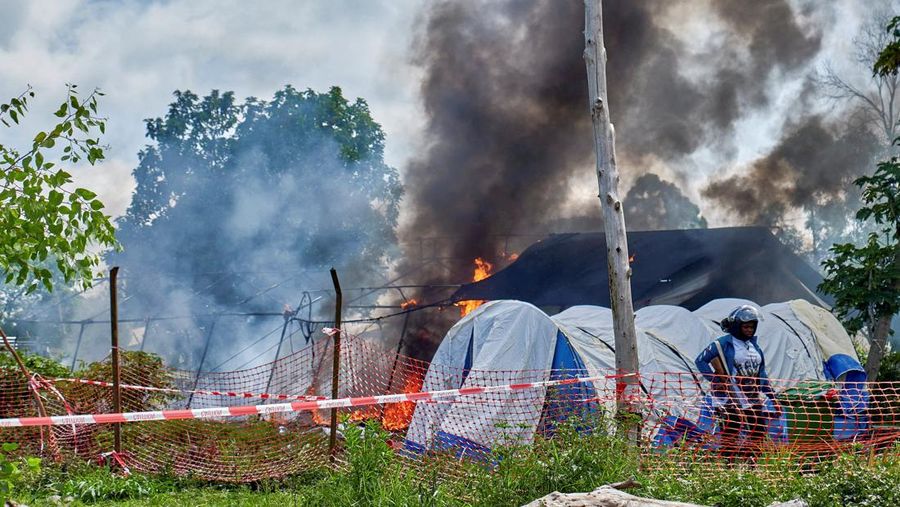 Sekelompok massa menyerang rumah sakit dan membakar tenda isolasi di Kota Rwampara, Kongo, Jumat (22/5/2026). (REUTERS/Gradel Muyisa Mumbere)