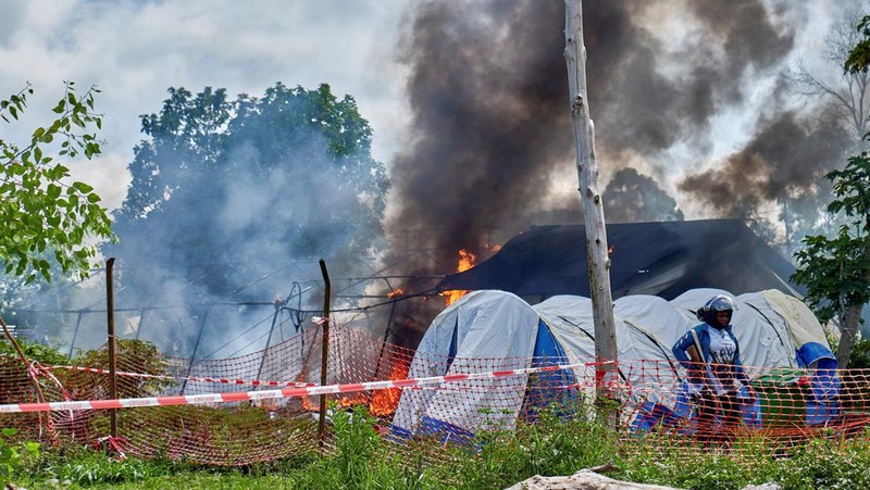 Sekelompok massa menyerang rumah sakit dan membakar tenda isolasi di Kota Rwampara, Kongo, Jumat (22/5/2026). (REUTERS/Gradel Muyisa Mumbere)